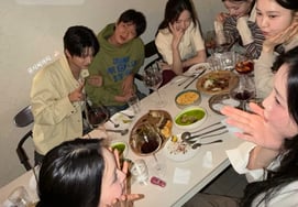 Юра, 'Приветствие 4' Ким Уджин ♥ Хон Джи Ён → Встреча с Чо Ю Сиком и Пак Чжи Ёном."Вкусно".