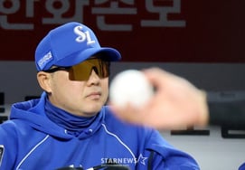 [Photo] Samsung coach Park Jin-man who is watching the game calmly