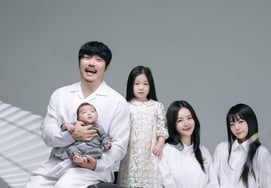 ККМ выпустил семейное фото впервые за 15 лет."Что было таким сложным?"