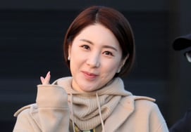 Seo In-young, the manager of the controversy over abusive language, eventually left Korea..Showing your face, too [Star Issue]