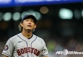 Cánh phải dài 155km tại Nhật Bản so sánh với Twice khiến tôi mệt mỏi khi ăn cơm ở sân vận động." Nhai nhai... "Có tên trong danh sách những người bị thương trong bài Ending."