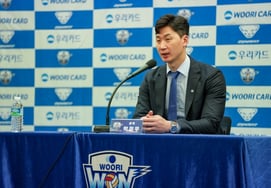 Пак Чхоль У, ключевая "командная работа" нашей карты, получил подсказку от дочери: "Цель для победы и династии... Разберусь как команда." [Место проведения Кванхвамун]