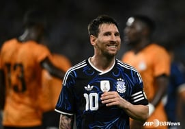 Second "bandit" scandal? Messi sued for 12 billion won over absurd no-show: "Didn't play in the match, lounged leisurely in the VIP section, just like Ronaldo."