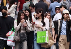 今年能否创下历届访韩外国游客最多纪录？今年第一季度观众人数创历史新高，达476万多人