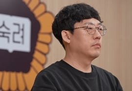 Pastor husband of "nephew's paternity mismatch" case faces another investigation: Will he prove innocence of "affair allegations"? [Lee Sook-kam]