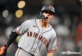 As expected, Lee Jeong-hoo! Following his powerful hit the previous day (15th), he delivered another impressive long hit, contributing to a multi-base hit and a run scored, yet the San Francisco Giants suffered a shocking four-game losing streak.