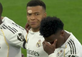 "Cái này đã vượt quá giới hạn rồi" Mbaffe lắc đầu trước sự cản trở mặc niệm… Các fan Munich bày tỏ sự không hài lòng với 'sự thiếu hiểu biết'