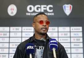 Evra tìm đến Hàn Quốc: "Son Heung Min cũng có mặt, nhưng huyền thoại bóng đá Hàn Quốc là Park Ji Sung" [Hiện trường sân bay Incheon]