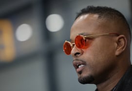 "Park Ji-sung, do not make excuses," shouted Eboue, eagerly anticipating that "breath on the pitch" [Incheon Airport Scene].