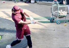 [Фото] Лим Джи Ёль, который держит летучую мышь вверх ногами и ударяет ее