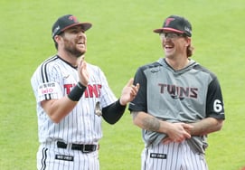 [Photo] Austin and Wells give seal-like applause to the girls' antics