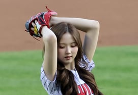 [Photo] Lee Ji-woo 'tripleS even for the first pitch'