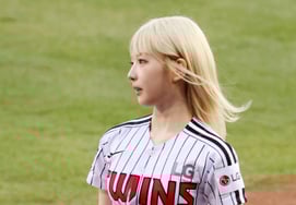 [フォト] トリプルエスのチョン・ハヨン、弾性とともに打席に登場