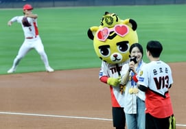 [Photo] 'Kim Do-young's true fan' Lamborghini Gilgi Kim Gil-gi: 'I came to throw the first pitch!'