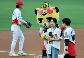 [Photo] "I came to throw the first pitch to also convey the spirit of a gold medal!" Lamborgilli Kim Gil-li