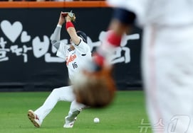 "What crime did Wang Yen-ching commit?" Conceding a staggering 6 runs due to errors, the Hanwha defense is left sighing [Daejeon Field]