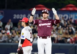 [Chụp ảnh] Brooks, người đã đánh cú đúp ở đầu hiệp 4."