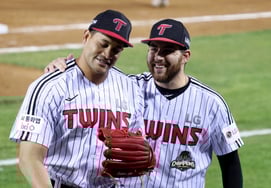 [Photo] Chirinos choked up over Austin's passing