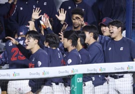 [Chụp ảnh] Reyes, chàng trai trẻ phóng nhanh về phía Rodriguez