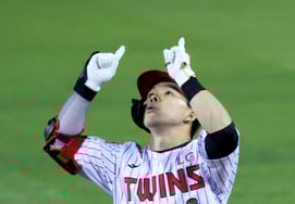 [Фото] Мун Сон Чжу: "Юху! В обратном направлении 2 RBI"