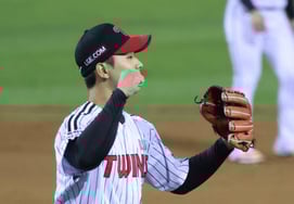 [Chụp ảnh] Woo Kang Hoon giơ nắm đấm lên