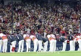 [Photo] Players bowing to greet Kia fans