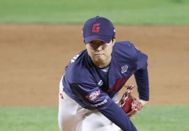 [Photo] Koyama 'power pitching'