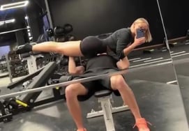 "因为不会踢足球，所以选择了女朋友。" 兴奋剂惩戒穆德里克，美女演员女友的卧推"奇行" "明明是无业游民 但肌肉力量是怪物"