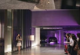 "大军夫人"IU，遭到鸡蛋恐怖袭击与卞宇锡地绯闻后续风暴