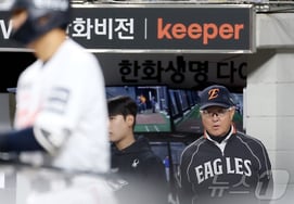 "Did the manager give up first?" Why didn't Hanwha request video review? The sequence of 'deploying a guaranteed winning lineup → substituting Kang Baek-ho in the 9th inning → abandoning the review' is inconsistent.