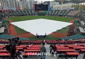 «Если он будет отменен сейчас, будет трудно в апреле». Церемония выхода на пенсию Чон Хуна действительно отложена, но стадион Саджик, покрытый гидроизоляцией... Даже капли дождя становятся толще. [Место проведения в Пусане]
