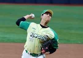 'Chuyên gia ném bóng' Lee Kang Chul cũng khen ngợi! "Ahn Woo Jin tốt hơn nhiều rồi → 160km là cầu thủ ném bóng duy nhất"