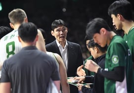 "Đã nói là không thể vào vòng 6 mà..." Vị trí thứ 3 chính thức → Bị loại khỏi vị trí huấn luyện viên của DB Kim Joo Sung: "Cảm ơn các cầu thủ đã giúp chúng tôi vượt quá 200%" [hiện trường Busan]