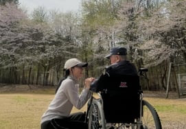 李英爱，杨平老家豪宅="樱花名胜级"...与坐在轮椅上的父亲切的相遇