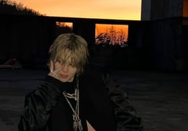 Jimin (BTS) khoe bụng khoe cơ bắp, cái gì mà 'huligan đáng yêu' chứ!