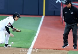 [Chụp ảnh] Oh Yoon Seok, người không thể bắt bóng chày của Park Joo Hong."