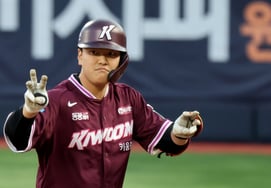 [Chụp ảnh] Kim Gun Hee 'Không có cú base hit ở đầu hiệp 1'