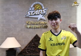 [Official Announcement] KB Insurance to Change Starting Libero for Second Consecutive Year! '25-Year-Old, Military-Service-Completed FA' Jang Ji-won Suddenly Acquired