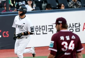 [Photo] 'Solo home run against wild pitch in bottom of the 1st inning' Jang Sung-woo