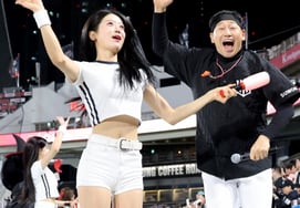 [One Quick Look] Cheerleader Kim Ju-il, the cheer squad leader, caught dancing: "Someone please stop our cheer squad leader!" Shin Se-hee