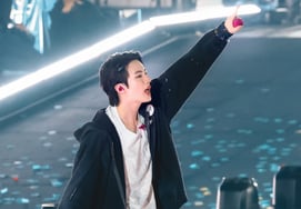 'JIN RETURNSTO JINLAND'防弹少年团JIN在日本也拥有梦幻般的现场演唱和压倒性的人气