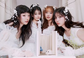 QWER、清純+シック=完璧なビジュアル