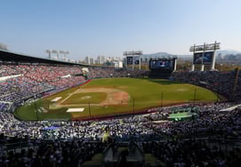 Doosan and KIA fans alike are in for a treat: A concert-level performance and fireworks display will take place today (18th) at Jamsil Stadium, with Im Yoon-ah throwing the first pitch; on the 19th, it will be Jeong Sang-hoon.