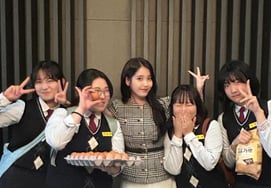 IU forgives students who threw eggs at her in the middle of the night, sharing a reconciliation photo that highlights her compassionate character