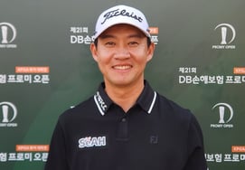 After '2,891 days of waiting,' he stands before the championship once again. Kwon Sung-yeol said, "The more desperate I was, the less it worked. I am satisfied with playing healthily." [Chuncheon Field]
