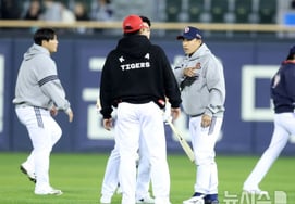 斗山队今（18日）公布蚕室与起亚队的比赛首发阵容，"孙亚燮-郑秀彬"时隔一天重返赛场 [蚕室现场]