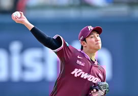 «Вторая сцена» Ан Уджин снова сняла 157 км! Только 11 фастболов → 17 мячей с изменением, 1 пробег против KT в 2 иннингах.