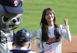 [相片儿] 允儿向头目熊挥拳