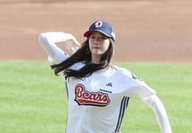 [Photo] Girls' Generation's Yoon Ah is a right-handed traditionalist