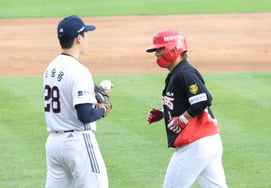 [フォト] 代打のキム・ソンビン、適時打を放ち、先頭走者と交代